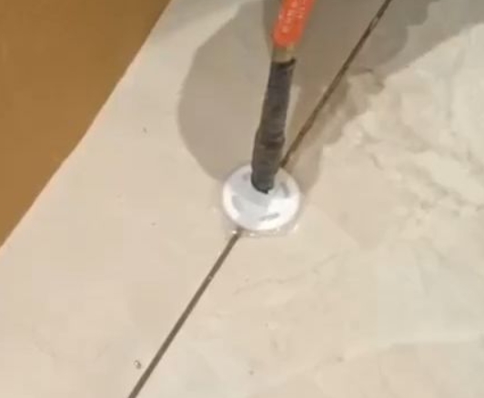 金川瓷砖空鼓维修公司专业解答瓷砖在铺贴过程中，如果没有涂抹均匀到位的粘结材料（如水泥砂浆或瓷砖胶），可能会导致以下问题