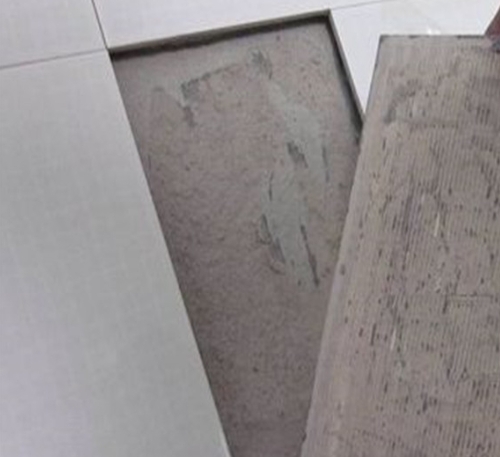 金川瓷砖空鼓维修公司分享瓷砖铺贴时如果打浆（即涂抹在瓷砖背面和基层上的砂浆或瓷砖胶）过少，会带来以下问题